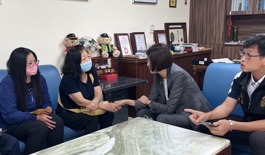 5名遊客8月30日到孫海橋上游泛舟，因溪水暴漲求救，南投縣消防局救生艇8月31日搜救時翻覆，伍姓消防員落水殉職，南投縣長許淑華（右2）1日到竹山秀傳醫院慰問家屬。（竹山秀傳醫院提供）中央社記者蕭博陽南投縣傳真　115年9月1日