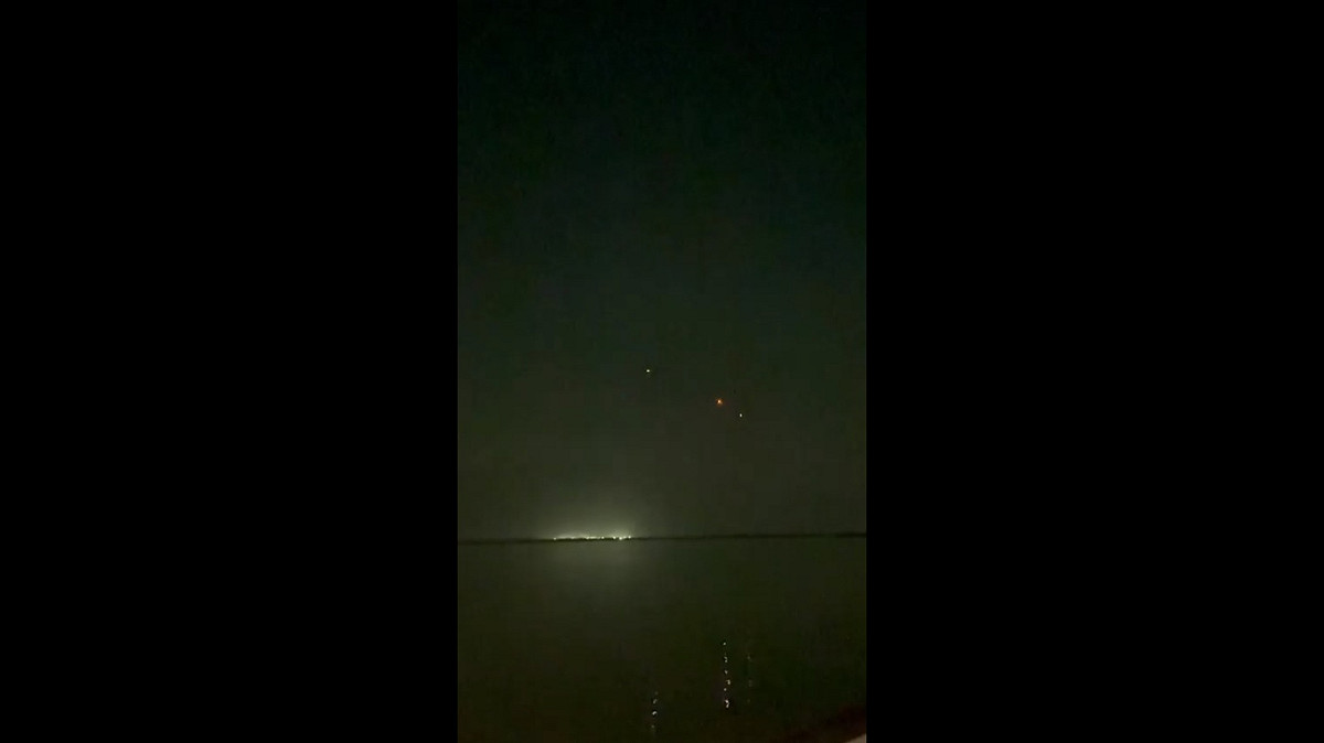 美軍日前針對包含拉拉克島在內的伊朗南部目標發起打擊，伊朗也隨即針對約旦境內的美軍基地進行反擊，中東地區的衝突局勢再度升溫。 圖：擷取自 @whyyoutouzhele X 分享影片