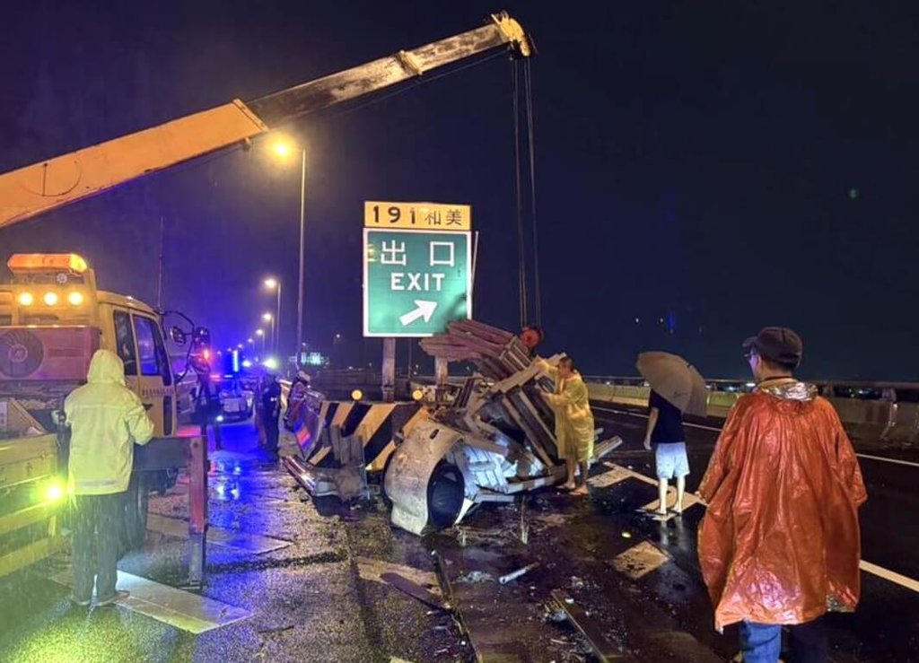 國道3號南下和美段發生車禍，曾姓男子駕駛自小客車撞上分隔島，因撞擊力道大，車頭全毀。不料警消到場卻發現曾男墜落高架橋下，派救護車送醫急救仍不治。（民眾提供）中央社記者吳哲豪傳真　115年9月1日