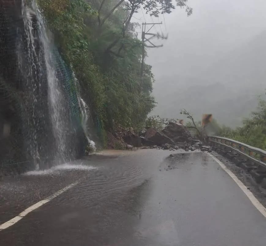 台20線南橫公路87K+500（桃源路段）今日發生邊坡坍方。 圖：翻攝畫面
