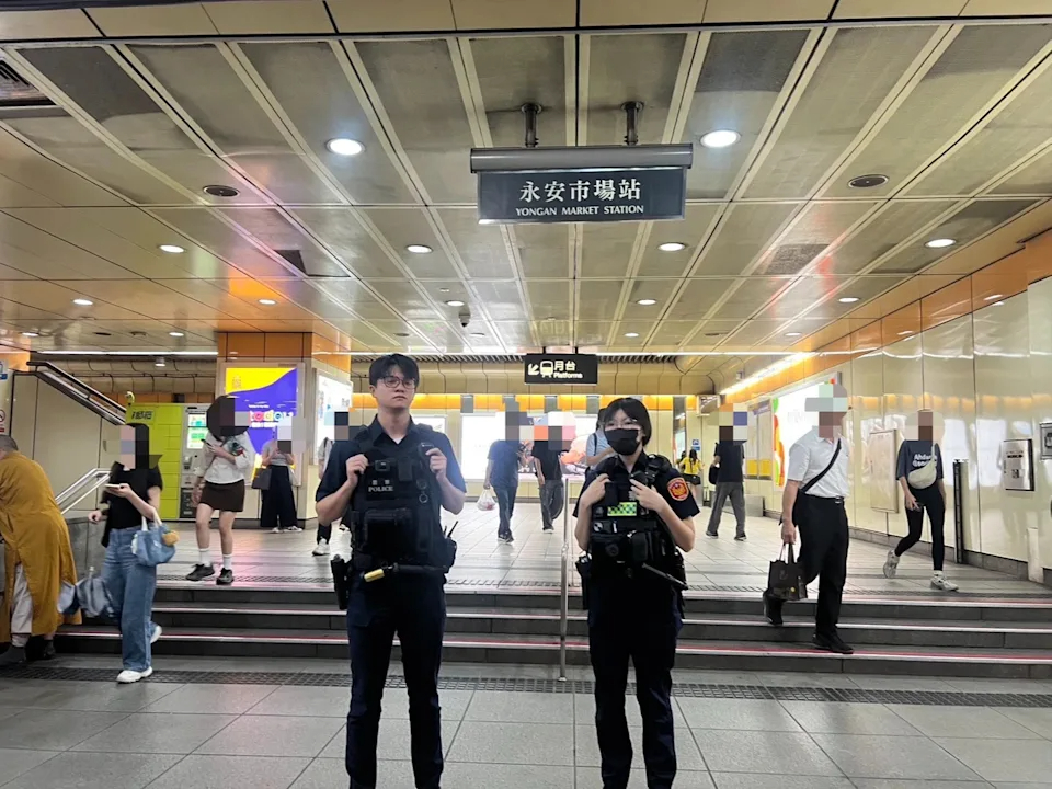 北捷中和新蘆線永安市場捷運站昨日傳出男子攜帶雙刀。 圖：翻攝畫面