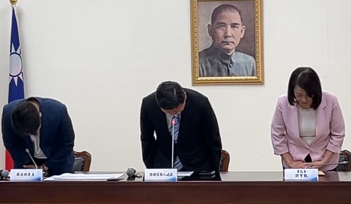 國民黨立法院黨團總召傅崐萁率黨團書記長許宇甄、國民黨立委羅廷瑋鞠躬致歉。 圖：擷取自國民黨團臉書