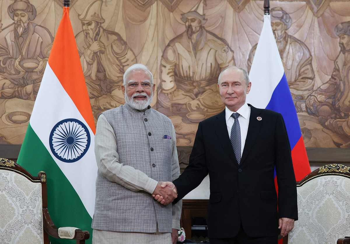 印度總理莫迪（Narendra Modi）(左)當地時間 8 月 31 日在吉爾吉斯首都比什凱克（Bishkek）與俄羅斯總統普丁（Vladimir Putin）會談時表示，俄烏戰爭必須為了人類福祉而結束，印度將支持一切旨在終止戰事的和平努力。 圖：路透社 / 達志影像