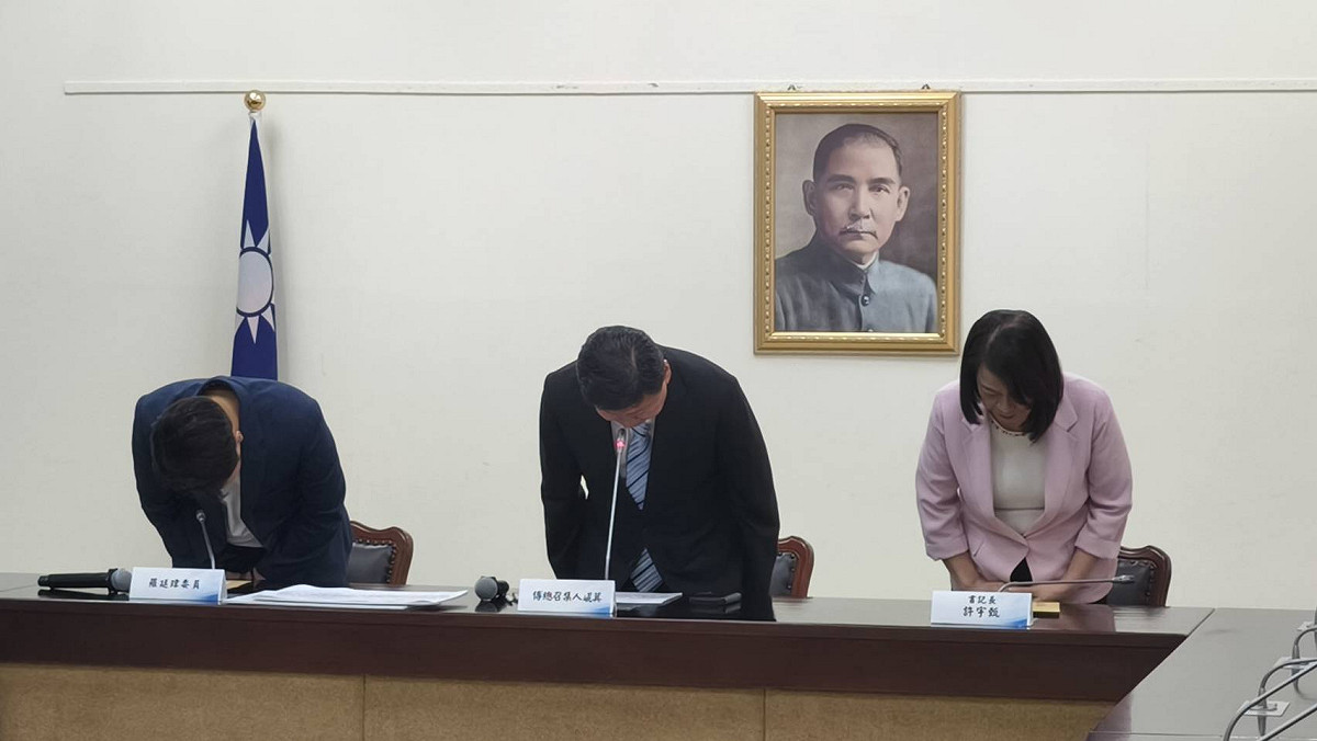 國民黨立法院黨團總召傅崐萁率黨團書記長許宇甄、國民黨立委羅廷瑋鞠躬致歉。 圖：國民黨團/提供