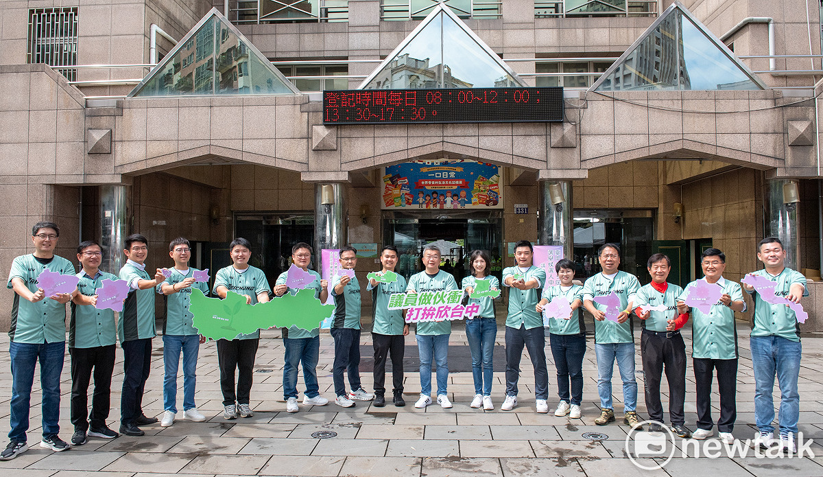 泛新系市議員參選人一字排開多達15人。 圖：唐復年/攝
