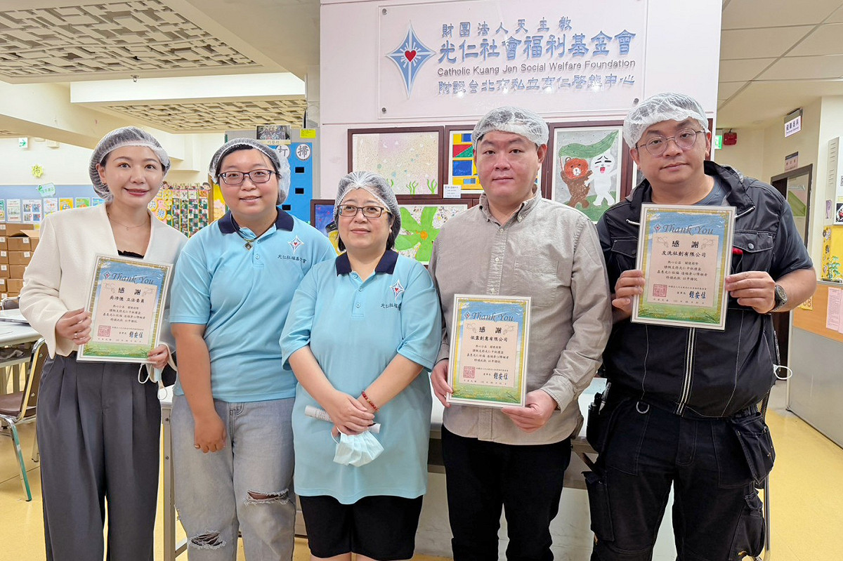 國民黨砍預算衝擊弱勢訂單，黨團總召傅崐萁今日鞠躬道歉。對此，民進黨立委吳沛憶攜民間認購200盒：盼道歉成為善良開始。 圖：吳沛憶辦公室提供