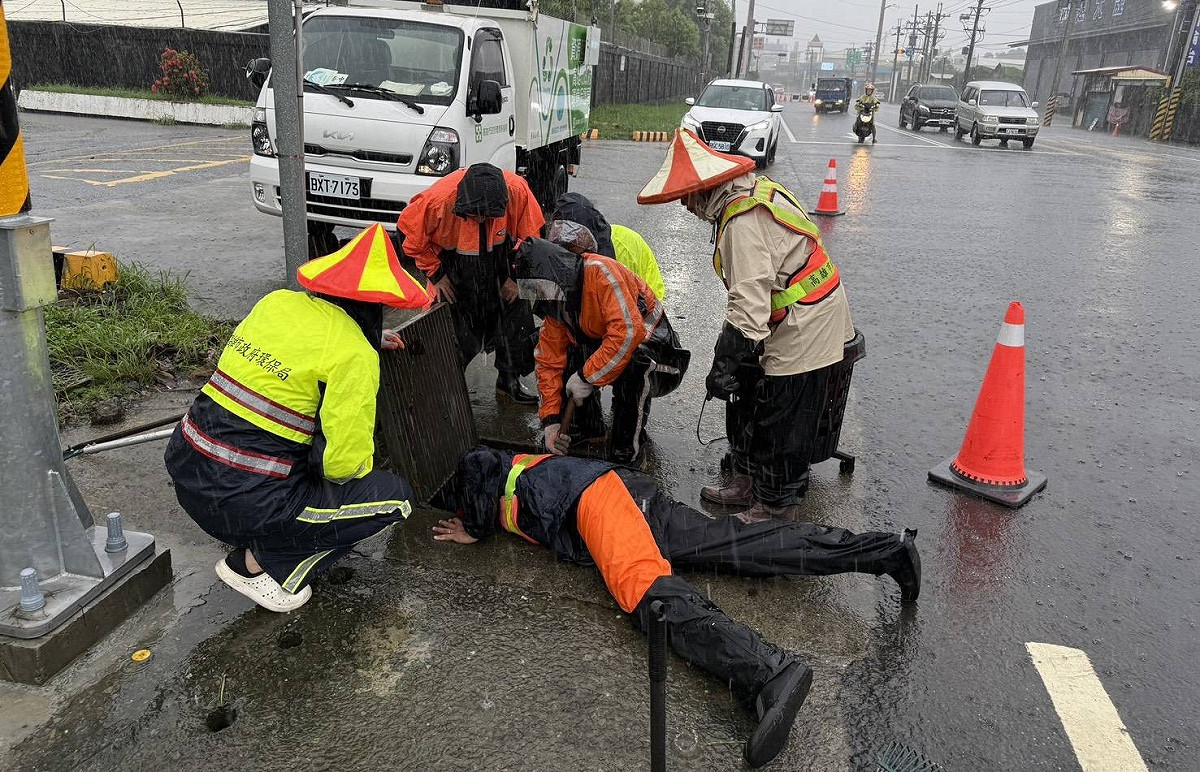 高市府成立豪雨災害應變中心擴大三級開設，全面整備防洪、防救災器材及人力。 圖：高雄市政府／提供