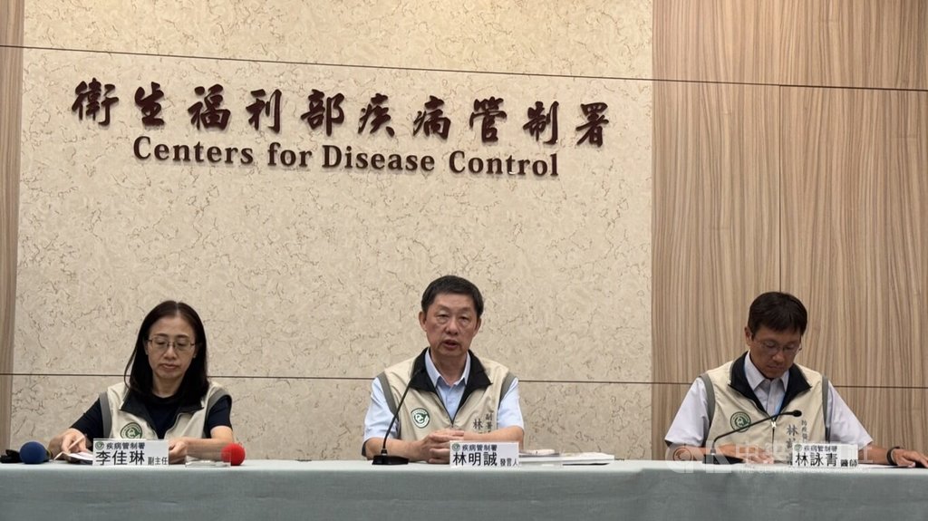 疾管署1日在例行疫報中說明最新疫情監測狀況，其中流感上週門急診就診破10萬人次，較前一週9萬6199人次增加5.6%，累計1224例重症病例創本季新高。中為疾管署發言人林明誠。中央社記者沈佩瑤攝　115年9月1日
