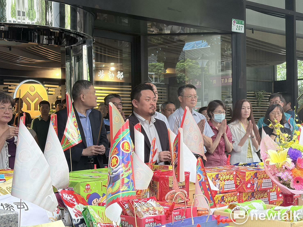 勞動部今日舉行普渡儀式，洪申翰作為主祭官帶領部會官員一同舉香拜拜。 圖：李宣萱/攝