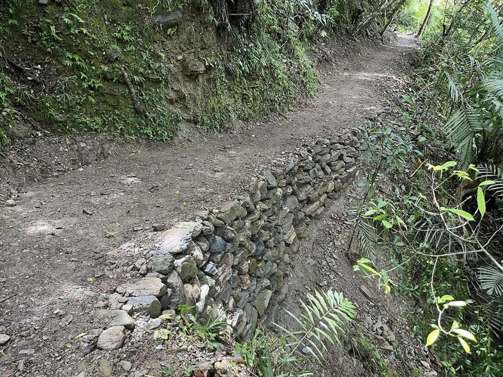 林保署花蓮分署推出「秋季限定－循步道入山林」系列活動，20日起將陸續登場，挑選4條特色路線，邀民眾認識土地與部落的故事。圖為步道以手作工法修復的砌石邊坡。（林業及自然保育署花蓮分署提供）中央社記者李先鳳傳真　115年9月1日