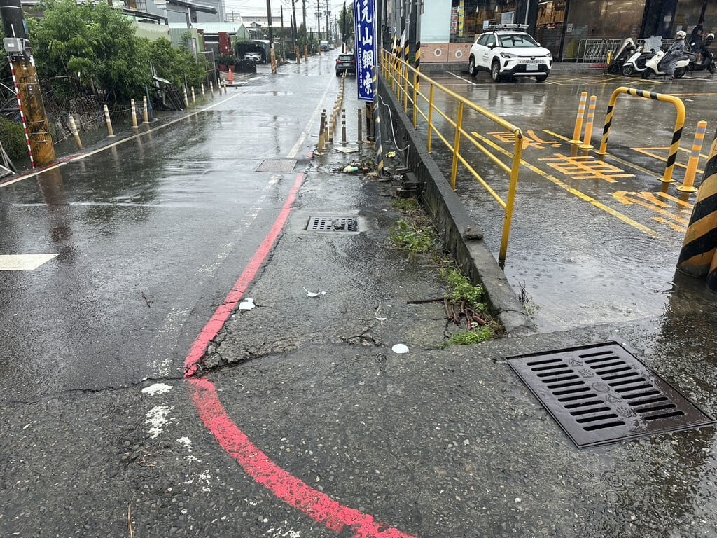 高雄持續豪雨，多處出現零星災情，大寮區道路一度出現路面積水。（高雄市水利局提供）中央社記者蔡孟妤傳真 115年9月1日