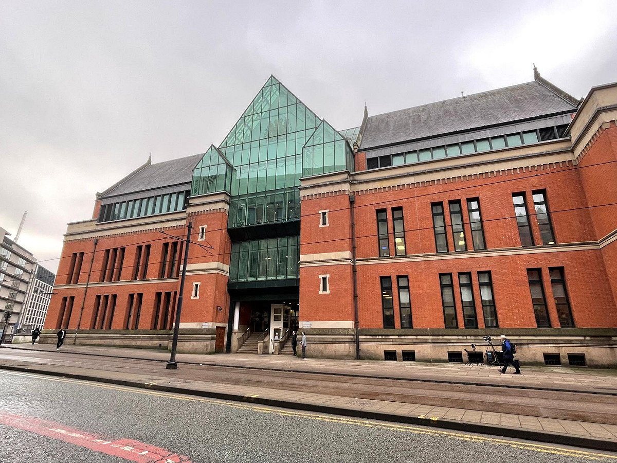英國曼徹斯特明舒爾街刑事法院將審理這起長達20多年且涉及13位男性的性侵案件。 圖：翻攝自 X @CDP1882