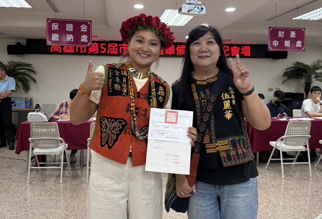 金禾雅(左)在伍麗華(右)陪同下完成高雄市山地原住民選區的登記。 圖：金禾雅競辦／提供