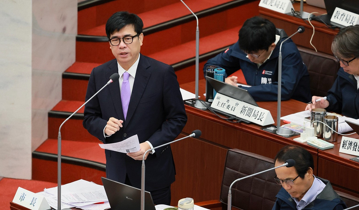 陳其邁在議會施政報告質詢中答詢表示，請勞工局將城鄉差距、區域發展列入考量，以適合東高雄產業發展因素。 圖：高雄市政府／提供