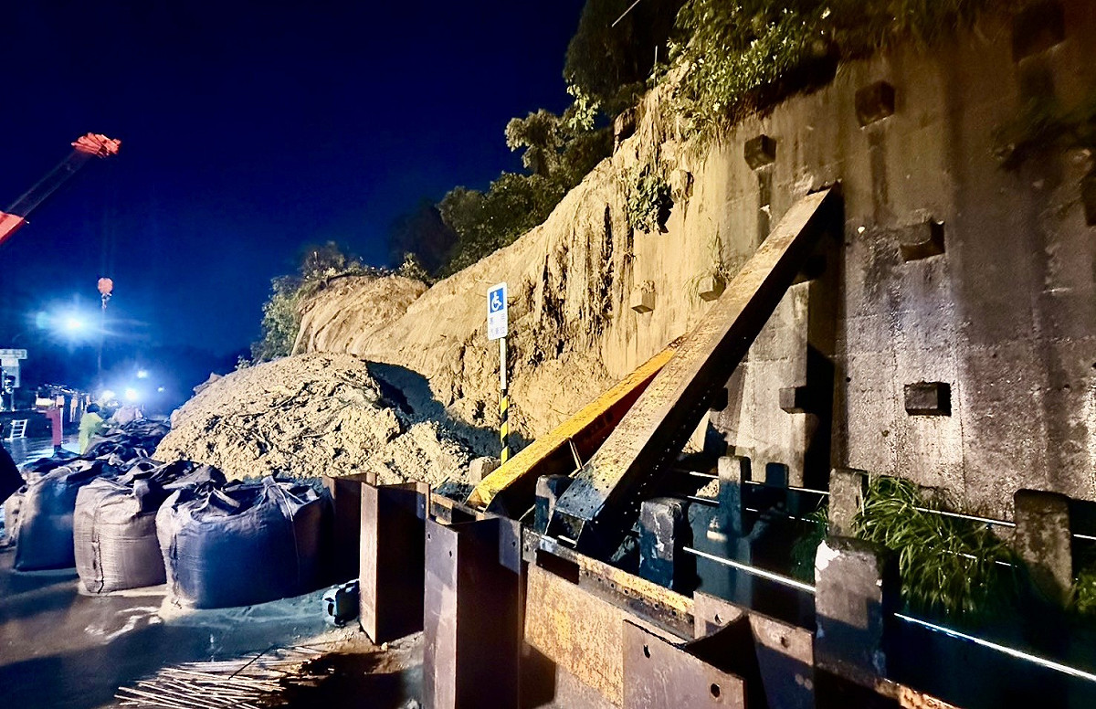 小港區松富街擋土牆五天內發生三次坍塌。 圖：高雄市工務局／提供