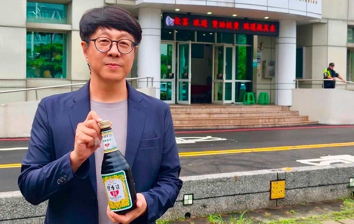 尹立登記參選議員大玩「蔣萬安」哏，不忘帶上一瓶保力達B(包你答B)。 圖：翻攝尹立臉書