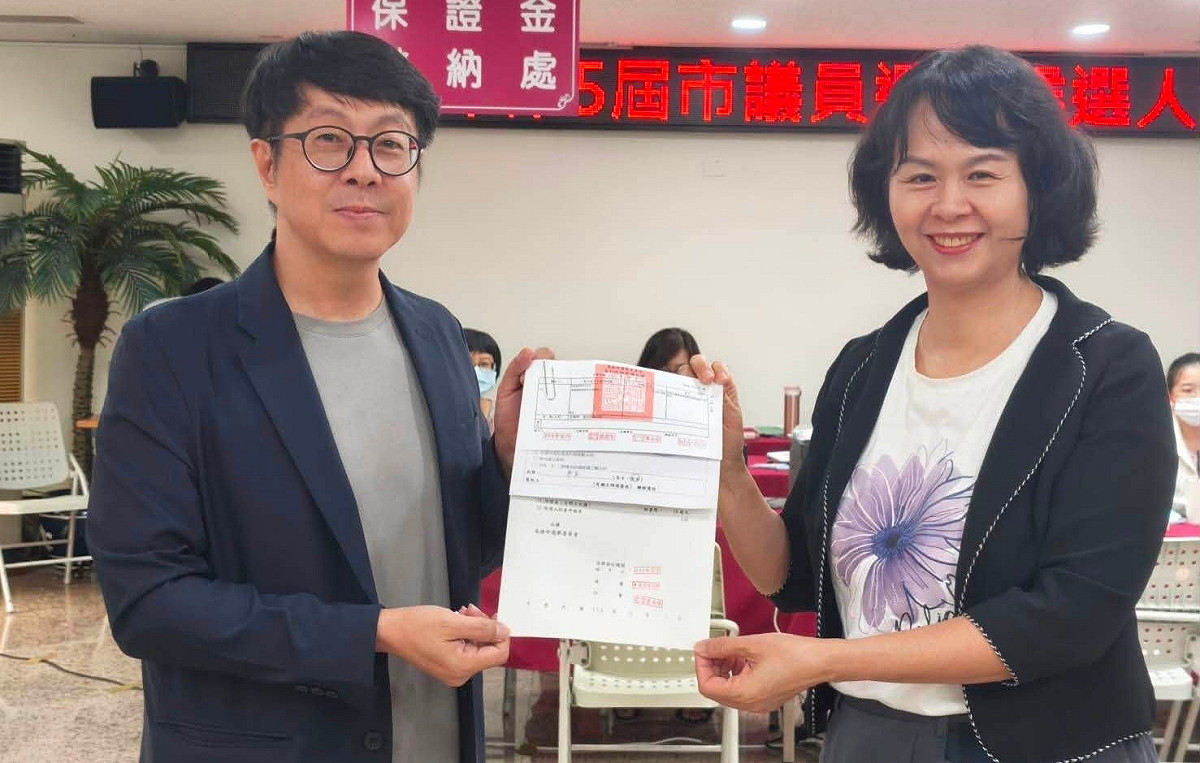 尹立(左)完成參選登記，代表選戰正式進入下一個階段。 圖：翻攝尹立臉書