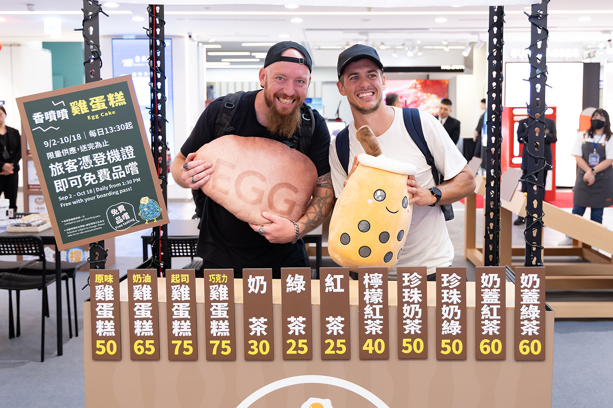 雞蛋糕、珍珠奶茶等造型攤車，搭配大型美食造型道具，讓旅客留下充滿夜市風情的合照。 圖：桃園機場公司／提供
