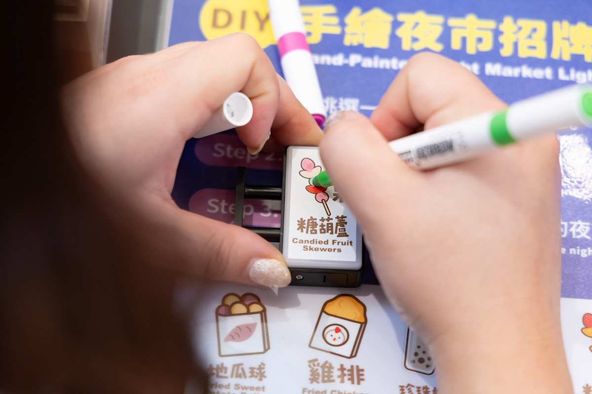 活動推出「手繪夜市招牌燈」DIY手作體驗，每日共5場次，開放旅客免費參加。 圖：桃園機場公司／提供