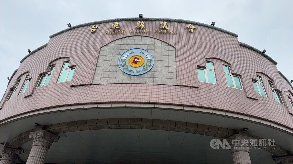 台東地檢署偵辦台東農路拓寬涉圖利渡假村案，曾動用「小型工程建議款」補助拓寬的7名縣議員，1日深夜經檢察官複訊後均予請回。中央社記者盧太城台東攝　115年9月2日