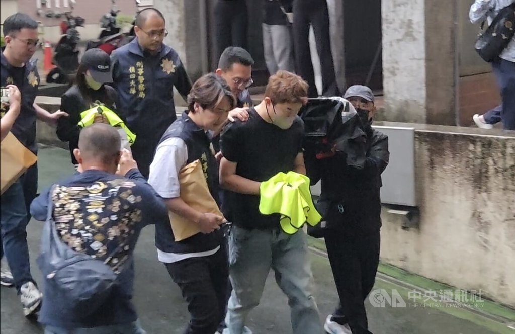 涉嫌共組愛情詐欺集團的黃姓男子（黃巾蓋手者）與妻子透過AI變聲技術，於各大交友平台鎖定被害人行騙，檢警循線逮人。（中央社檔案照片）