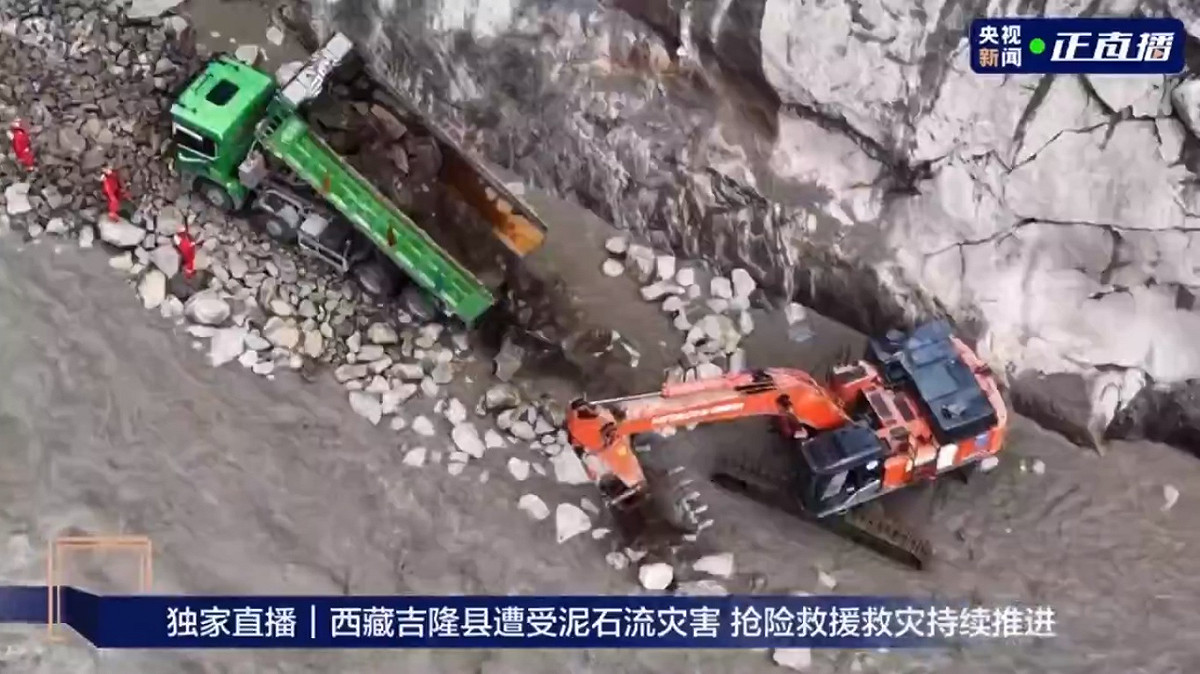 中國方面派遣重型機具，試圖搶通連接吉隆口岸的 216 號國道。 圖：擷取自 @whyyoutouzhele X 分享影片
