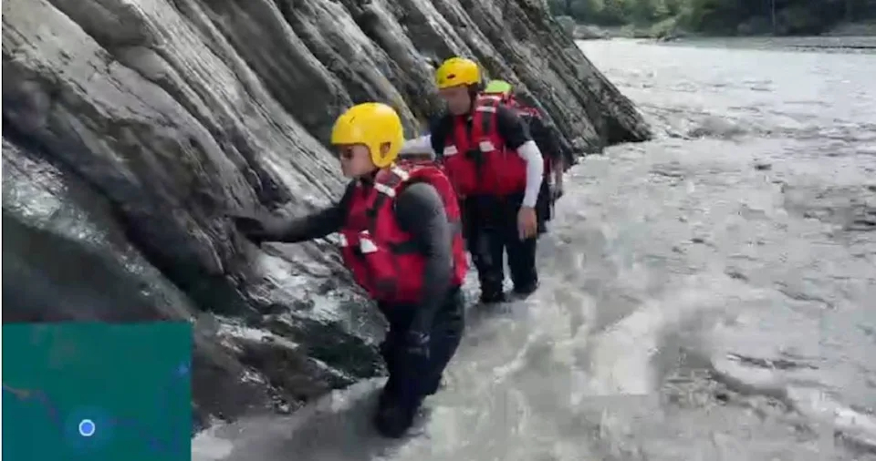 南投縣濁水溪武界段發生獨木舟翻覆意外，伍姓消防員為救援殉職。 圖：南投縣消防局提供
