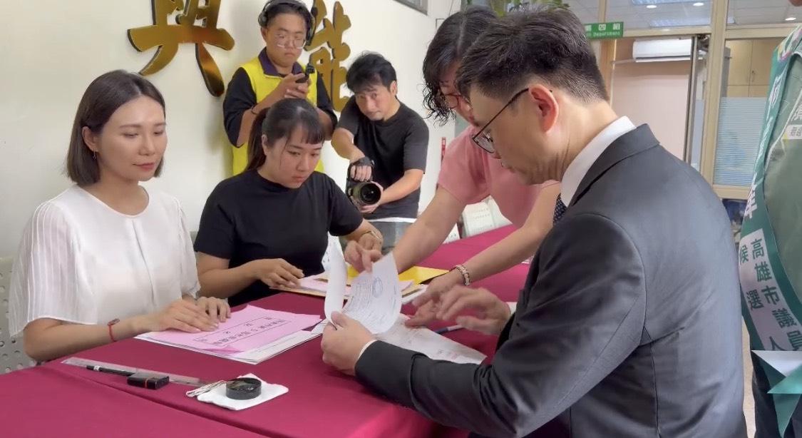 2026年地方選舉進入候選人登記階段，民進黨高雄市長參選人賴瑞隆今（2）日在市長陳其邁、立委邱議瑩及黃捷等人陪同下，前往高雄市選委會完成登記。 圖：孫家銘拍攝