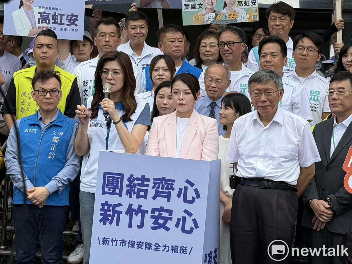 新竹市長高虹安登記競選連任，民眾黨創黨主席柯文哲、國民黨主席鄭麗文都到場支持。 圖：周煊惠/攝