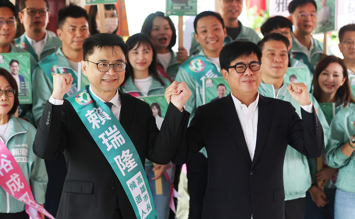 2026年地方選舉進入候選人登記階段，民進黨高雄市長參選人賴瑞隆今（2）日在市長陳其邁、立委邱議瑩及黃捷等人陪同下，前往高雄市選委會完成登記。 圖：孫家銘拍攝