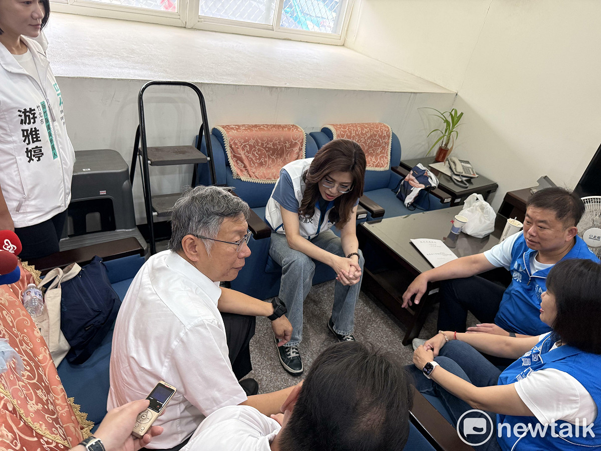 國民黨主席鄭麗文看民眾黨創黨主席柯文哲的電子手環。 圖：周煊惠 / 攝