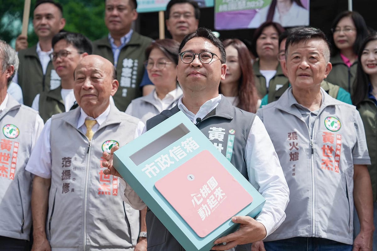 九合一選舉已經開始登記參選，民進黨桃園市長參選人黃世杰2日率同黨籍桃園市議員候選人一同赴桃園市選委會登記。 圖：翻攝自黃世杰臉書