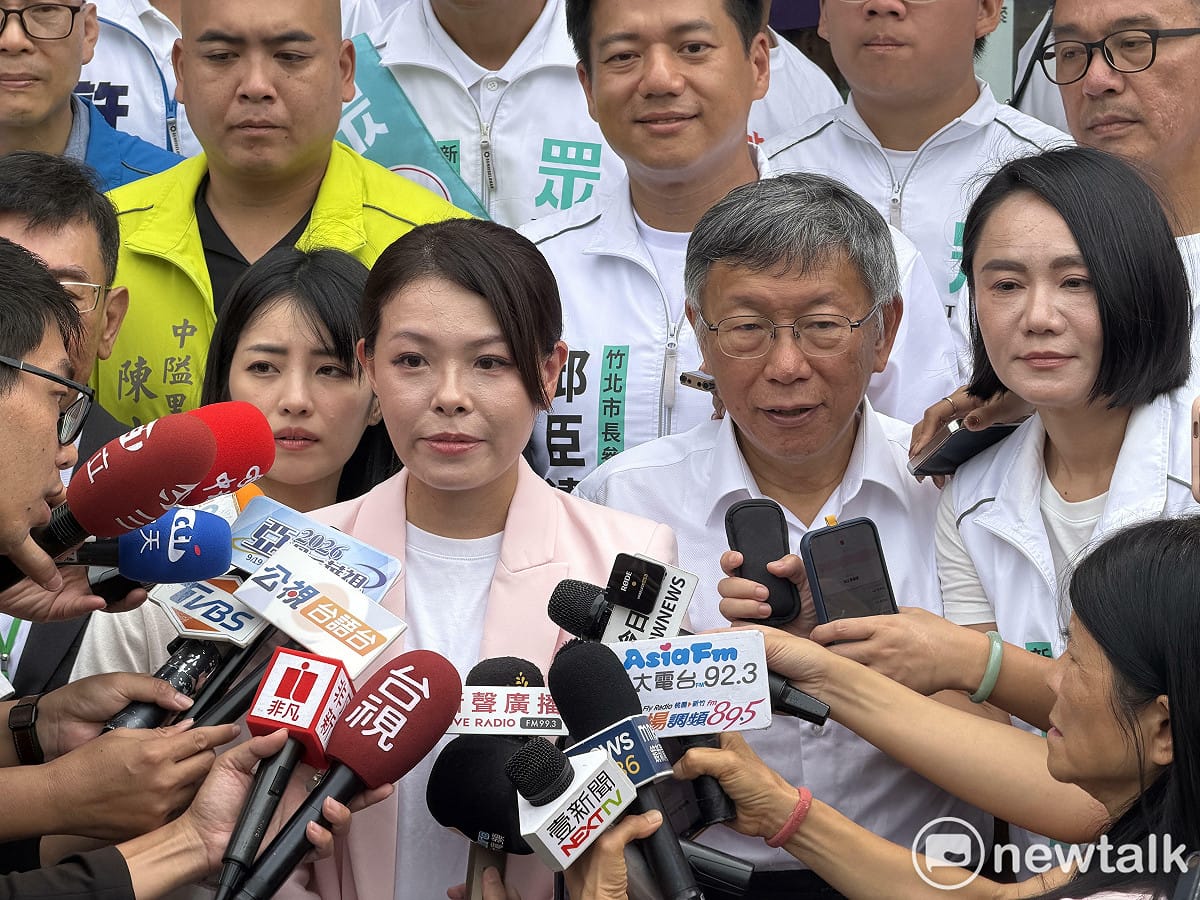 國民黨主席鄭麗文、民眾黨創黨主席柯文哲今陪同新竹市長高虹安登記，但高未鬆口表態挺前副市長邱臣遠。 圖：周煊惠 ／ 攝