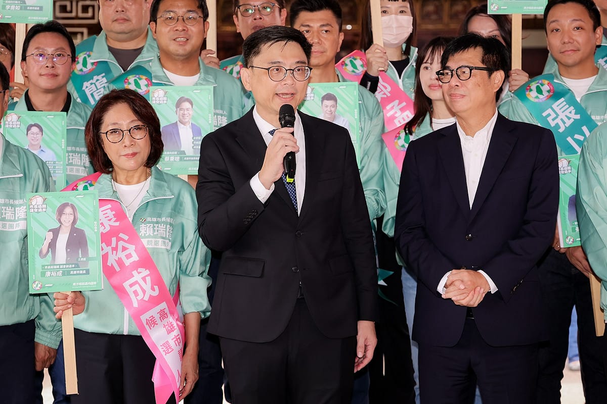 賴瑞隆(前排中)指出，「南方崛起、邁向國際」就是高雄下一階段的方向。 圖：賴瑞隆競辦／提供