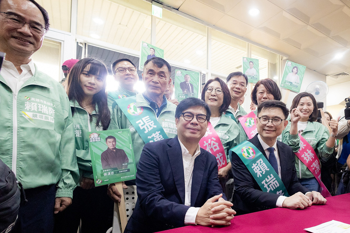 陳其邁(前排左)陪同賴瑞隆(前排右)辦理市長參選登記手續。 圖：賴瑞隆競辦／提供
