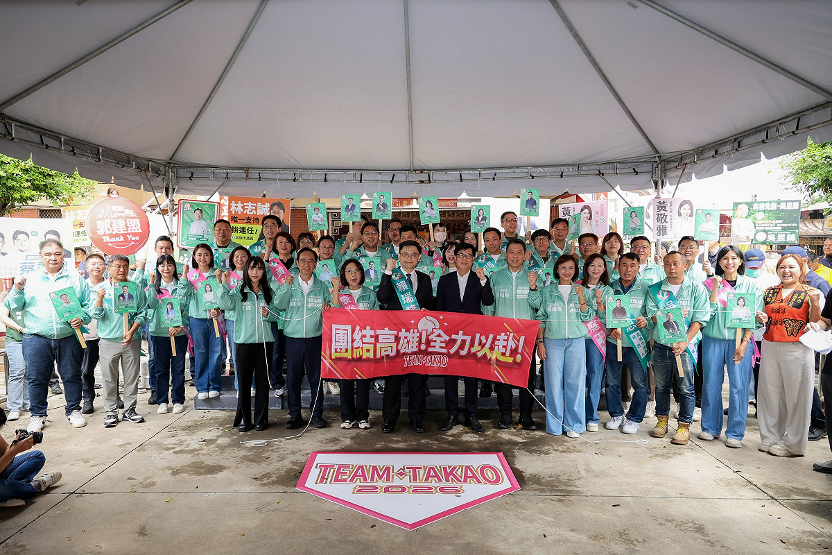 民進黨各選區議員及參選人手持專屬球員卡，共同高喊「團結高雄、全力以赴」，誓言邁向「市長接棒、議會過半」目標，讓高雄再創高峰。 圖：賴瑞隆競辦／提供