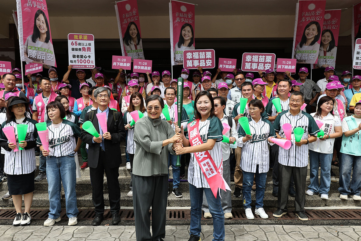 民進黨苗栗縣長陳品安2日在前總統府秘書長、同時擔任陳品安競總主委葉菊蘭等人陪同下，赴苗栗縣選委會登記。 圖：陳品安競選團隊/提供
