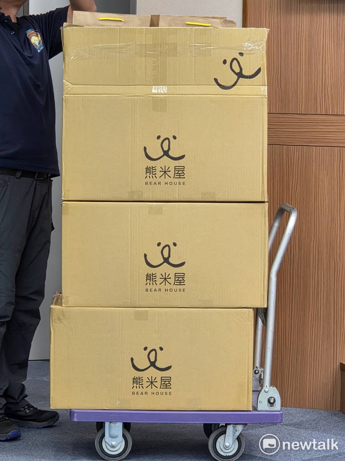 國民黨主席鄭麗文以個人名義向庇護工廠訂購中秋禮盒，部分已送達國民黨中央，並分送給現場媒體。 圖：黃建豪/攝