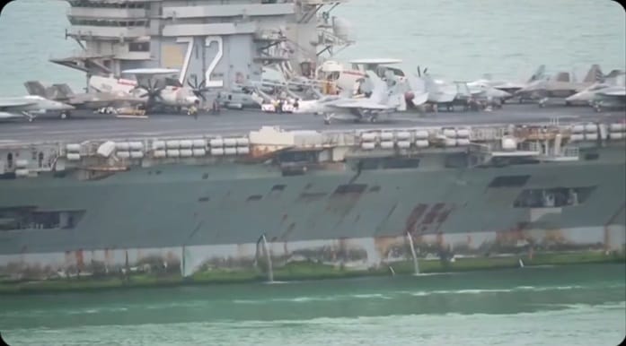 美國海軍「林肯號」航空母艦2日駛入泰國林查班港。船身佈滿鏽痕，成為長時間部署的見證。 圖：截取「X」@Indowatchosint
