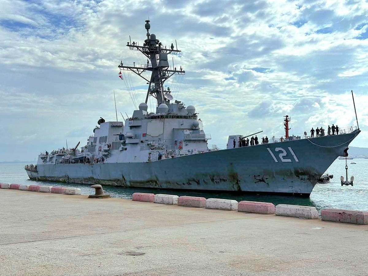 與林肯號同行的勃克級驅逐艦「皮特森號（DDG-121）」，艦體同樣佈滿鏽痕。 圖：翻攝「X」@wuthi11_