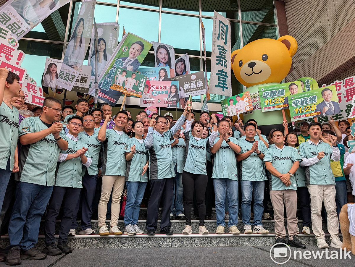 民進黨台南市長參選人陳亭妃偕同市議員參選人團隊，前往台南市選舉委員會正式登記參選，現場包括競選總部主任委員黃偉哲市長、市黨部主委暨副議長林志展，以及民進黨提名議員參選人，展現民進黨台南隊全力迎戰2026共同目標「台南女市長·議員全壘打」。 圖：黃博郎／攝