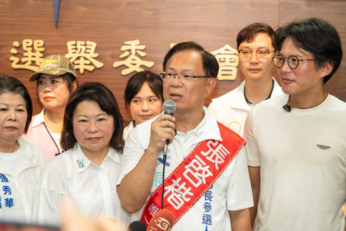 民眾黨主席黃國昌、嘉義市長黃敏惠今陪同民眾黨嘉義市長參選人張啓楷登記。 圖：張啓楷競選辦公室 / 提供