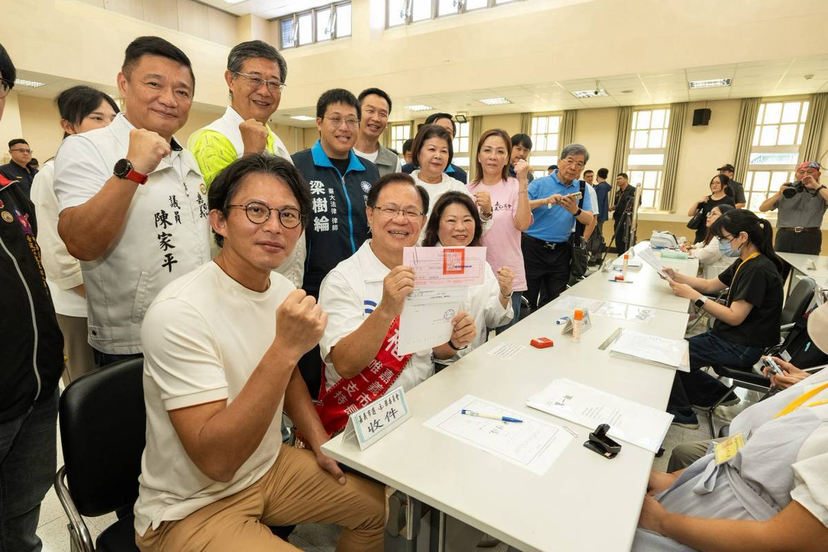 民眾黨主席黃國昌、嘉義市長黃敏惠今陪同民眾黨嘉義市長參選人張啓楷登記。 圖：張啓楷競選辦公室 / 提供