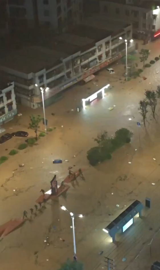 受沙德爾颱風帶來的外圍環流影響，中國泉州市區街道淹水嚴重。 圖:翻攝自 X @lammichaeltw
