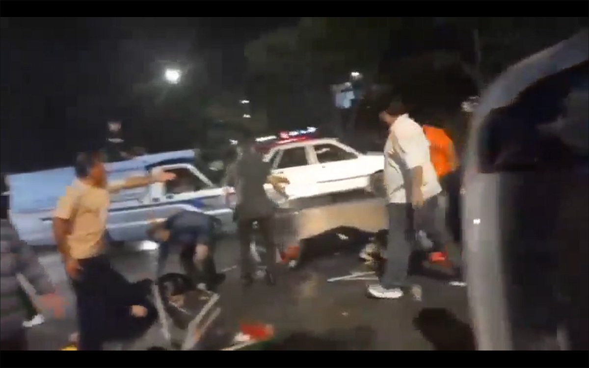 社群平台流傳的影片顯示，事發後有人倒臥在地，現場散落旗幟及車輛碎片，一輛嚴重受損的汽車停在路旁，目擊者則四處奔逃，現場一片混亂。 圖:翻攝自影片