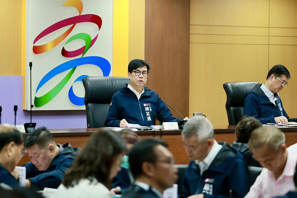 陳其邁(左)主持市政會議，要求相關單位加速環境巡查、破損通報及維護修復。 圖：高雄市政府／提供