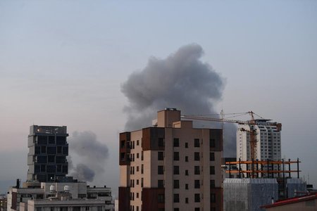 美軍於 1 日晚間再度針對伊朗發動軍事打擊，多個境內目標遭擊中。 圖:翻攝自 X @Tinuniversee