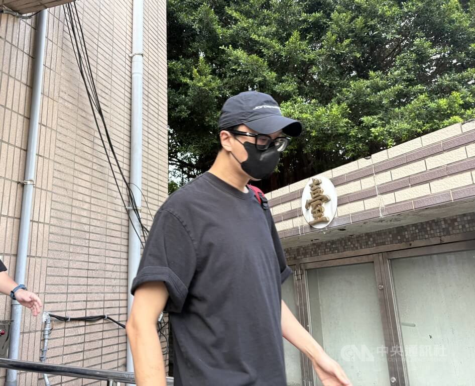 新北地方法院2日審理閃兵案，傳喚15名被告。其中被告廖人帥（圖）於庭上認罪，並表示對年輕時做出的糟糕決定感到很抱歉。中央社記者曹亞沿攝　115年9月2日