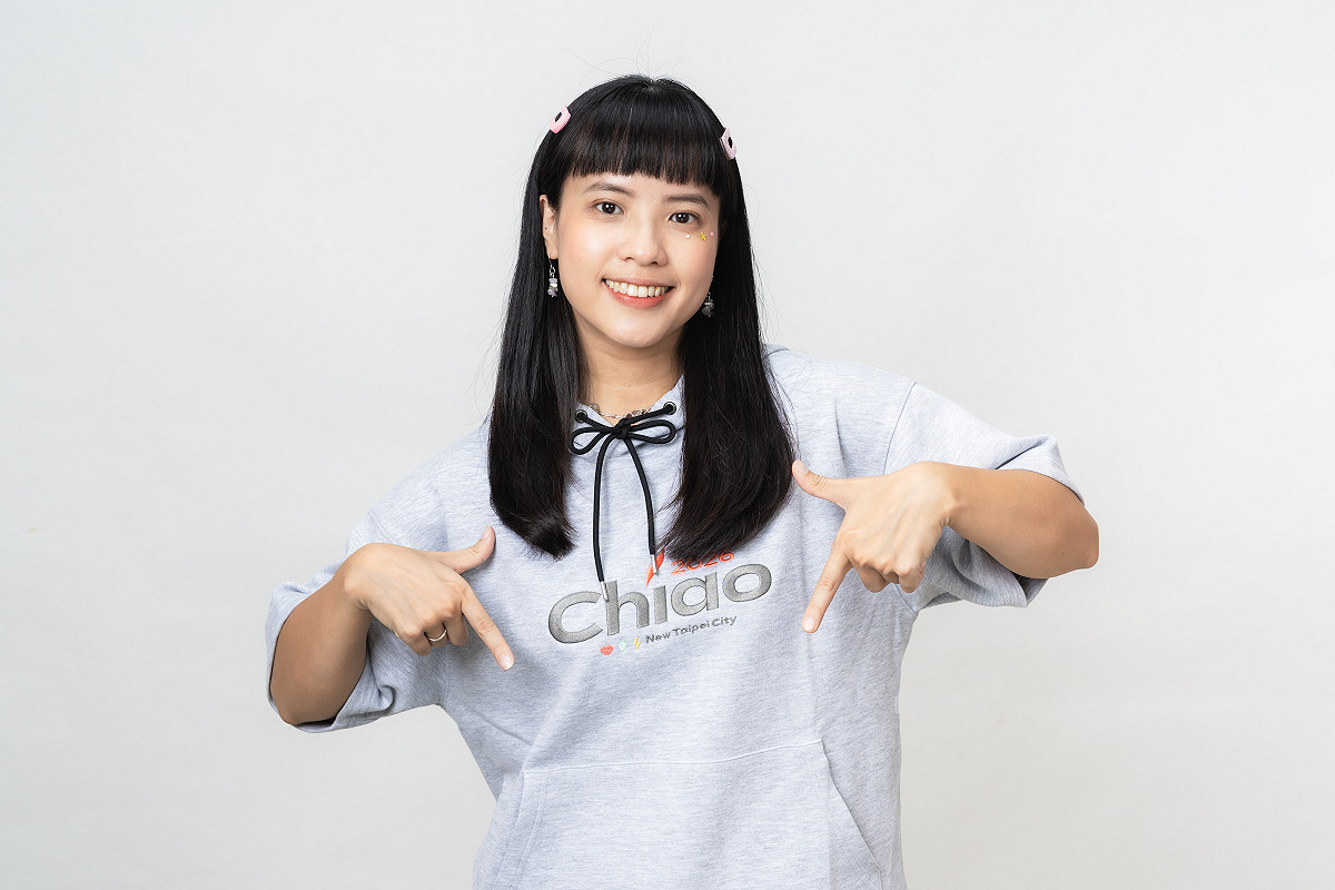 灰色「與Chiao同行短袖帽T」，以「Chiao 2026」字樣點綴胸前，寬鬆版型兼具休閒感與實穿性。 圖：蘇巧慧競辦提供