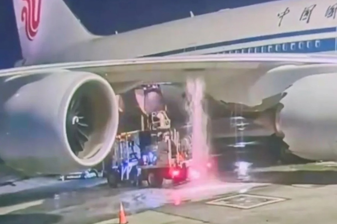 中國國際航空一架波音747-89L客機傳在紐約甘迺迪國際機場加油時，油罐車扯掉加油軟管，致使燃油如瀑布傾洩。 圖：截取「X」@aviationbrk